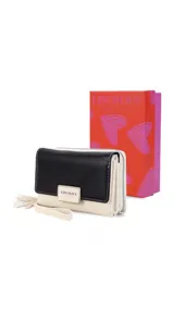 Billetera mediana de diseño bicolor, combinando una solapa en tono dorado metalizado con cuerpo en color negro. Presenta cierre perimetral, correa de muñeca extraíble con detalle de borla y placa metálica con logo de la marca en el frente.