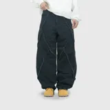 Pantalón de jean estilo ultra baggy color negro, con costuras decorativas con efecto desflecado en el frente. Presenta un corte holgado y amplio en las piernas.