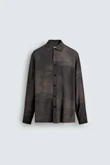 Camisa de corte relajado confeccionada en tejido fluido de viscosa, con cuello solapa, manga larga con puños abotonados y cierre frontal de botones. Presenta un estampado con efecto lavado.