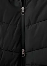 Campera puffer negra con capucha, diseño acolchado, cuello alto, bolsillos laterales con cierre y cierre frontal de cremallera doble.