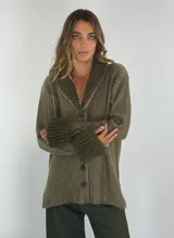 Saco marrón con rayas verticales en tonos beige, con cuello y puños de tejido rizado. Cierre frontal con botones.