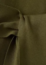 Chaleco de punto fino color verde militar, con diseño recto, cuello perkins, manga corta y detalle de cinturón para atar en la cintura.