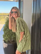 Vestido corto de terciopelo color marrón con textura de relieve tipo reptil, escote en V y corte holgado con mangas cortas.