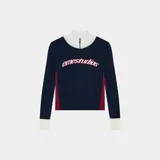 Cardigan de punto Eme Studios modelo Betty Navy, de color azul marino con cuello alto y puños blancos, y detalles en rojo en los laterales. Cuenta con cierre frontal de cremallera y logo bordado en relieve en el pecho.