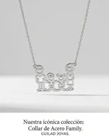 Collar de acero con dije calado que representa una familia compuesta por dos adultos y dos niños.