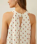Mono largo de viscolino con estampado de tucanes, cuello halter con abertura en V, corte holgado y puños elásticos.
