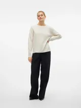 Sweater de punto con cuello redondo y mangas largas, de calce regular con puños y ruedo acanalados.