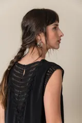 Blusa negra lisa con cuello en V y aplique de cruny en la espalda y en los hombros.