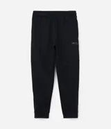 Pantalón deportivo de corte slim para hombre, confeccionado en poliéster color negro. Presenta cintura elástica con cordón de ajuste, bolsillos laterales y diseño ajustado en muslos y rodillas.