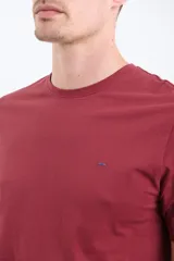 Remera de algodón con cuello redondo y manga corta, de diseño liso con pequeño detalle de etiqueta bordada en el pecho.