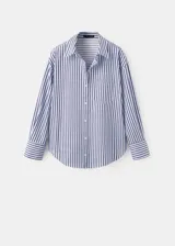 Camisa de corte recto con diseño de rayas, cuello camisero, manga larga con puños abotonados, bolsillo de parche en el pecho y cierre delantero con botones.
