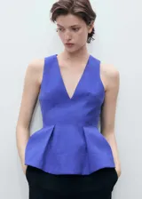 Top azul con escote en V, sin mangas y corte peplum.