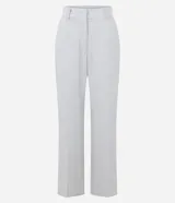 Pantalón de sastrería modelo wide leg, color gris claro, con cintura estructurada, bolsillos delanteros y traseros.