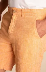 Short tipo bermuda de lino orgánico en color naranja, con cierre frontal, bolsillos laterales y traseros, y diseño de calce relajado.