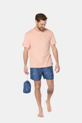 Short de baño azul con estampado de motivos marinos en blanco, cintura elástica con cordón ajustable, bolsillos laterales y suspensor de malla fina.