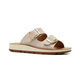Sandalias bajas color beige con hebillas doradas y plataforma.