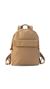 Mochila negra de tela impermeable con detalles en cuero sintético color marrón. Tiene un bolsillo grande frontal con broche, asas ajustables y faja para carry on.