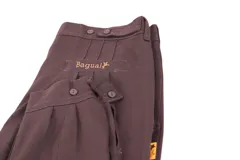 Pantalón de vestir azul marino, de corte recto, con bolsillos laterales y traseros. Se ajusta a la cintura con cinturón de cuero marrón. Tiene un cierre con botones en el tobillo.