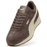 Championes urbanos Puma modelo R78 Wind SD, color marrón con detalles en beige. Confeccionados en gamuza, presentan el logo de la marca en el lateral y una suela de goma con entresuela amortiguada.