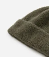 Gorro de punto peluche con textura suave y acabado delicado, ideal para climas fríos.