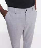 Pantalón de vestir gris con estampado a cuadros, corte slim fit, con bolsillos laterales y traseros.