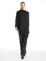 Poncho asimétrico de tejido con lurex, con cuello recto y mangas japonesas con puños ajustados.