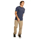 Remera azul de manga corta Maui and Sons, confeccionada en algodón orgánico. Presenta un estampado pequeño con el logo de la marca en el pecho.