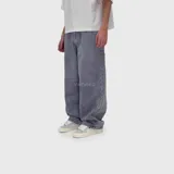 Jean de corte ultra baggy color gris con efecto acid wash, confeccionado en denim de algodón de calidad premium.