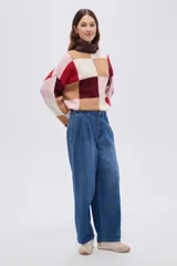 Pantalón slouchy de jean negro con pinzas en la cintura y tiro alto.