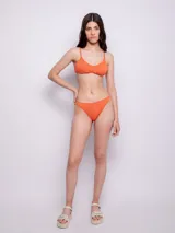 Bottom de bikini color naranja con textura.