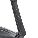 Bandolera de cuero con textura granulada, diseño compacto con cierre superior y correa ajustable al hombro. Presenta el logo de la marca grabado en la parte frontal.