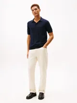 Chomba de punto Tommy Hilfiger color azul marino, con estructura de panal de abeja, cuello tipo polo sin botones y manga corta.