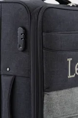 Set de tres valijas negras de tela semi rígida con ruedas y manija extensible. La valija más pequeña tiene el logo 'Legacy' en el frente.