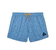 Short de baño celeste con estampado de flores blancas y cordón naranja en la cintura.