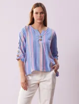 Blusa de algodón con diseño de rayas verticales en tonos azul, rosado y amarillo, escote en V con botones de madera, y mangas cortas con detalles de botones en los laterales.