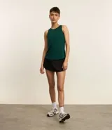 Musculosa deportiva de microfibra texturizada con diseño de cuadraditos, cuello redondo, breteles anchos y bajo redondeado.