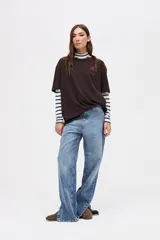 Remera de algodón lavado color beige, de manga corta y calce clásico, con pequeño bordado de estrella en el pecho.