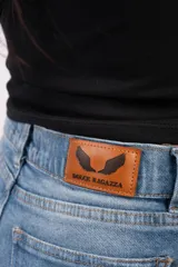Pantalón de jean estilo mom, de tiro alto y corte relajado, con diseño clásico de cinco bolsillos y acabado en tono azul medio.