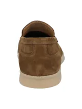 Mocasín de cuero gamuzado color marrón para hombre, con suela de goma blanca y punta redonda.