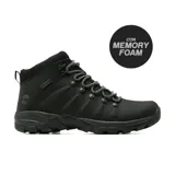 Bota de trekking Hi-Tec modelo Fynn, color negro, con tecnología impermeable y plantilla de memory foam. Presenta diseño de caña media con cordones reforzados y suela de goma con relieve para mayor tracción.