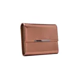 Cartera de mano tipo sobre color bronce con textura metalizada y cadena plateada para colgar al hombro.
