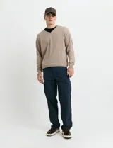 Sweater de punto color ladrillo con cuello en V y mangas largas.