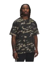 Remera de manga corta Project Rock de corte holgado, con estampado de camuflaje integral en tonos verde militar y negro, y detalle de texto bordado en el pecho.