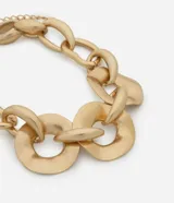 Collar tipo cadena maxi con acabado en baño de oro batido, compuesto por eslabones grandes y achatados de forma irregular. Fabricado con materiales reciclados.