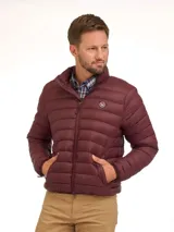 Campera puffer de diseño acolchado con cierre frontal, cuello alto y logo circular en el pecho. Presenta un corte ajustado y mangas largas con puños elásticos.