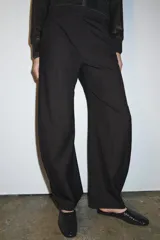 Pantalón de tiro medio con diseño de raya diplomática, confeccionado con cintura con trabillas, bolsillos laterales y cierre frontal con cremallera y botón.