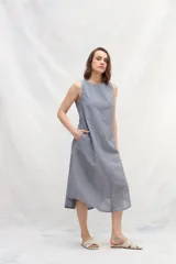 Vestido midi color beige de lino, sin mangas y con escote redondo.