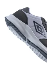 Championes urbanos Umbro modelo Volcan II, color azul marino con detalles en blanco. Presentan el logo de la marca en el lateral, cierre con cordones y suela de goma blanca.