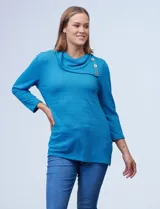 Blusa celeste en tejido texturado, marca Ruby Rd. Cuello volcado con aplique de botones.