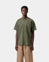 Remera de manga corta Carhartt WIP modelo S/S Chase, color verde militar, con cuello redondo y pequeño logo bordado en el pecho.